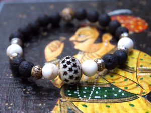 Bracelet Omkara fabriqué par les femmes népalaises