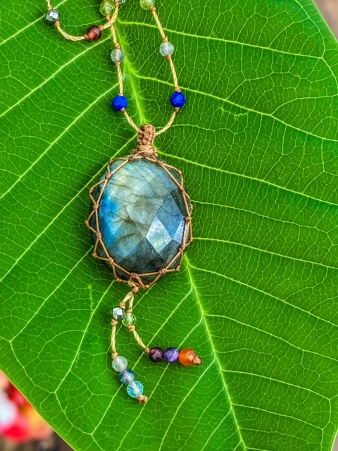 Talisman Pendentif Pierre Labradorite Bleue - D'Ame Reveuse